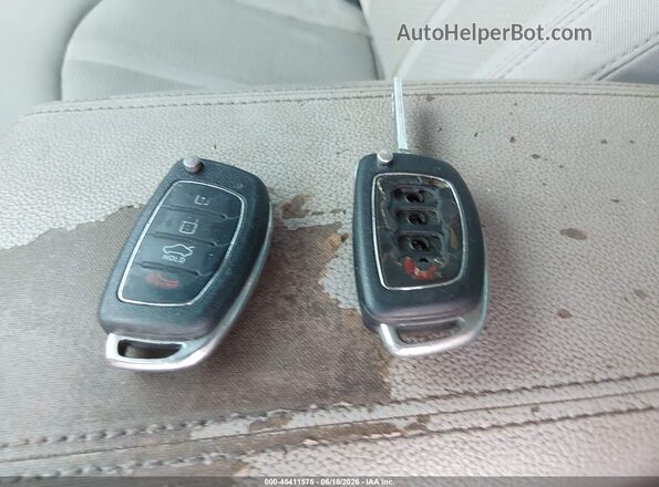 5NPE24AF5HH560735 2017 HYUNDAI SONATA Silver Widok deski rozdzielczej