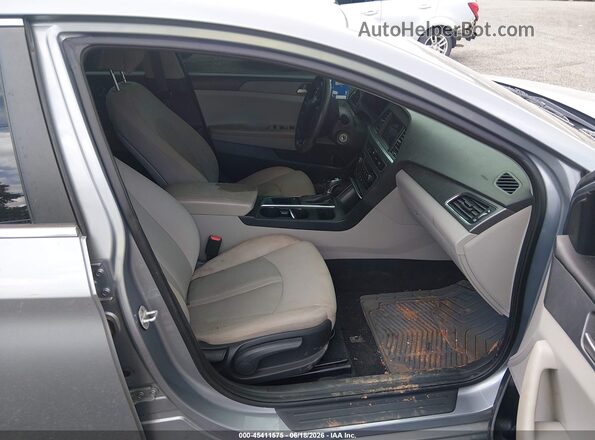 5NPE24AF5HH560735 2017 HYUNDAI SONATA Silver Widok wnętrza z przodu