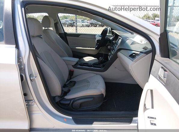 5NPE24AF5KH809476 2019 HYUNDAI SONATA Silver Front interior view