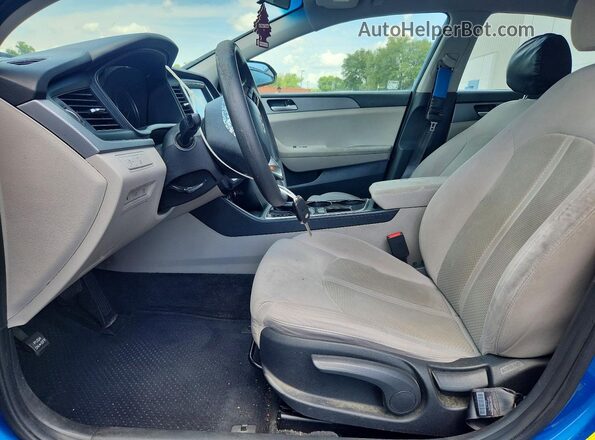5NPE24AF6JH594933 2018 HYUNDAI SONATA Blue Вид салону спереду