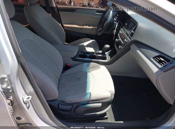 5NPE24AF6JH680419 2018 HYUNDAI SONATA Silver Front interior view