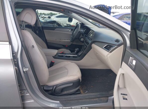 5NPE24AF7HH452990 2017 HYUNDAI SONATA Silver Vista interior delantera