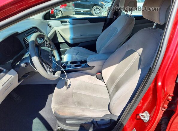 5NPE24AF7HH474908 2017 HYUNDAI SONATA Red Вид салону спереду
