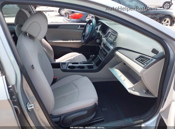 5NPE24AF7HH526859 2017 HYUNDAI SONATA Silver Вид салону спереду