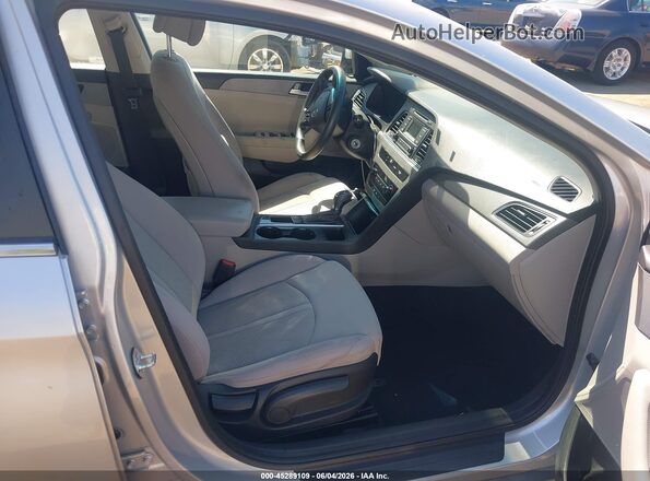 5NPE24AF7HH588701 2017 HYUNDAI SONATA Silver წინა სალონის ხედი