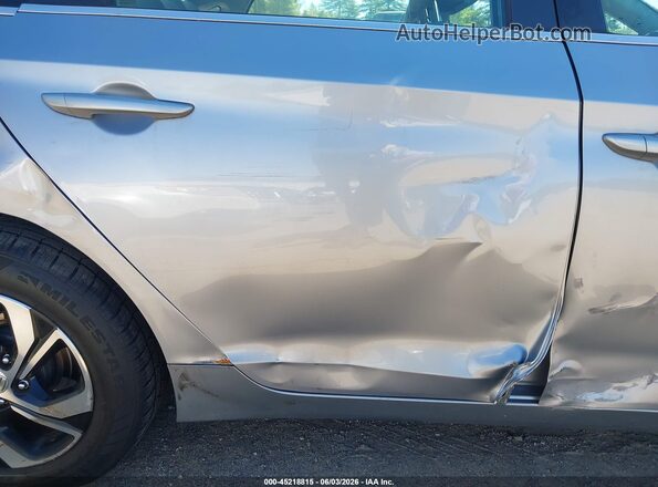 5NPE24AF8HH588156 2017 HYUNDAI SONATA Silver Rear interior view