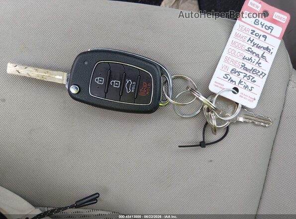 5NPE24AF8KH815756 2019 HYUNDAI SONATA White Вид панелі приладів