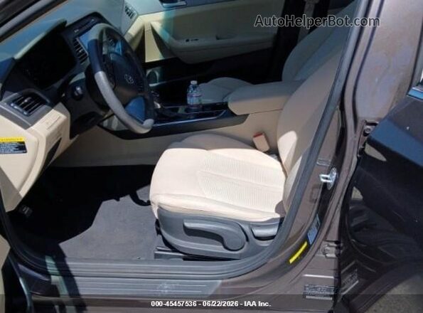 5NPE24AF9HH523333 2017 HYUNDAI SONATA Pewter Vista interior delantera