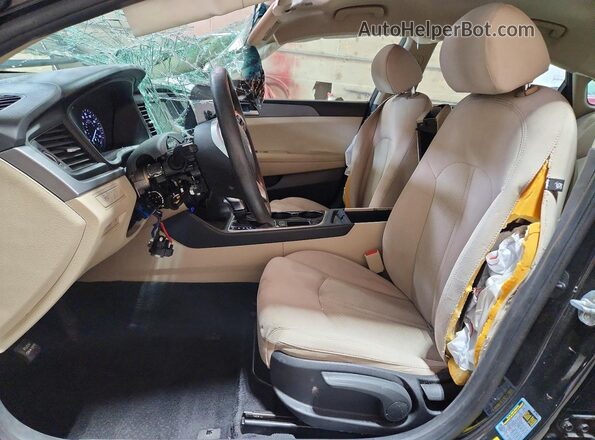 5NPE24AF9JH606377 2018 HYUNDAI SONATA Черный Вид салона спереди