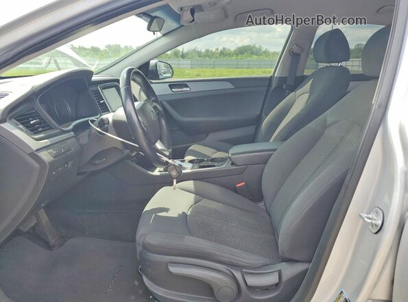 5NPE24AFXJH686126 2018 HYUNDAI SONATA Silver Вид салону спереду