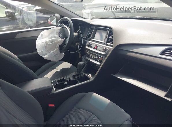 5NPE24AFXJH726141 2018 HYUNDAI SONATA Gray Front interior view