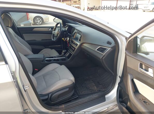 5NPE34AB8HH446643 2017 HYUNDAI SONATA Silver Widok wnętrza z przodu