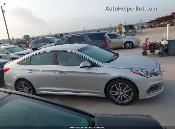 5NPE34AB8HH446643 2017 HYUNDAI SONATA Silver Widok wnętrza z tyłu