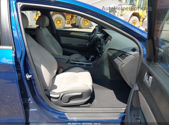 5NPE34AB8HH463877 2017 HYUNDAI SONATA Blue წინა სალონის ხედი