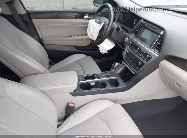 5NPE34AF0HH546044 2017 HYUNDAI SONATA Серебряный Вид салона спереди