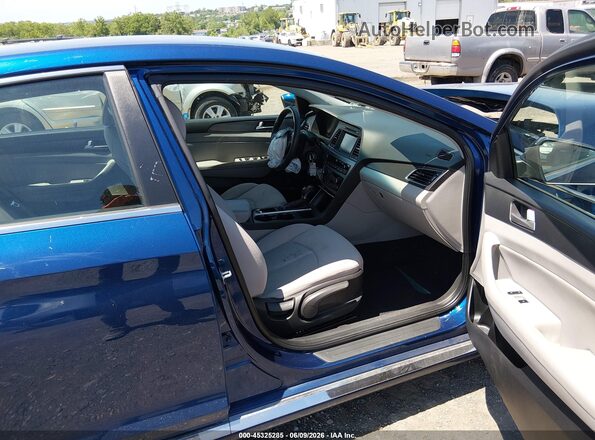 5NPE34AF0HH556864 2017 HYUNDAI SONATA Blue წინა სალონის ხედი