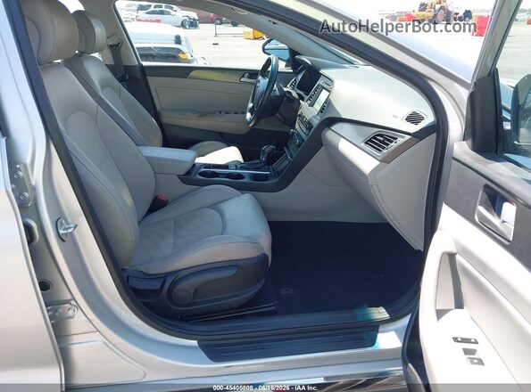 5NPE34AF2HH523123 2017 HYUNDAI SONATA Silver Вид салону спереду