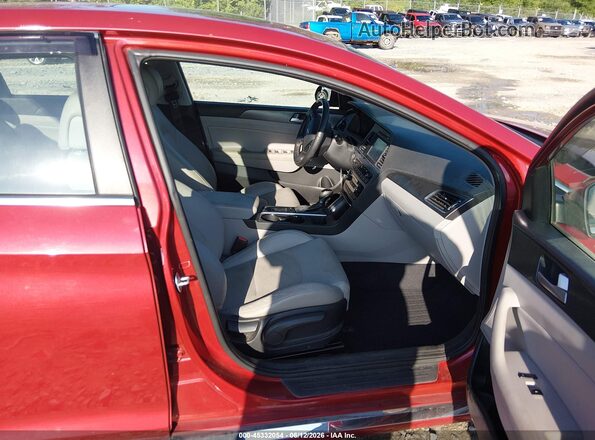 5NPE34AF3HH579233 2017 HYUNDAI SONATA Red Widok wnętrza z przodu