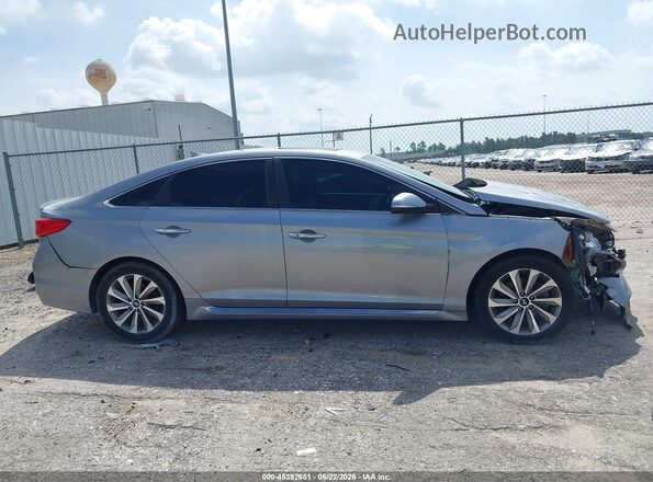 5NPE34AF4HH457724 2017 HYUNDAI SONATA Gray Widok wnętrza z tyłu