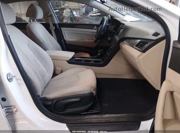 5NPE34AF4HH555586 2017 HYUNDAI SONATA White Вид салону спереду