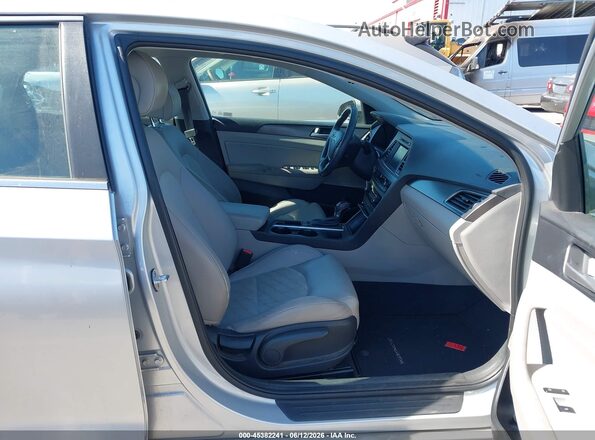 5NPE34AF7HH483590 2017 HYUNDAI SONATA Silver Вид салону спереду