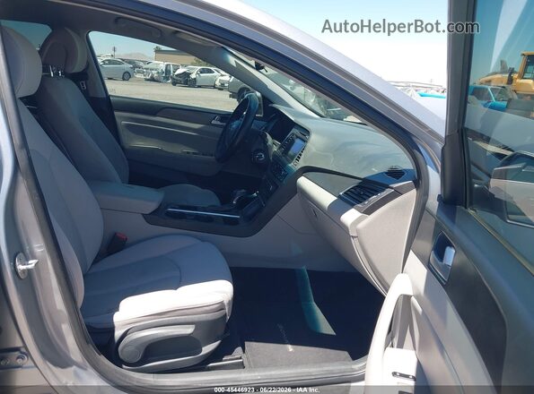 5NPE34AF7HH513042 2017 HYUNDAI SONATA Silver წინა სალონის ხედი