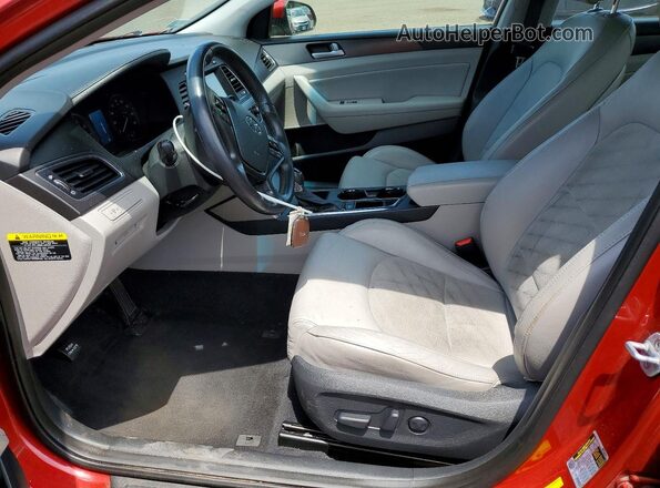 5NPE34AFXHH444430 2017 HYUNDAI SONATA Red Вид салону спереду