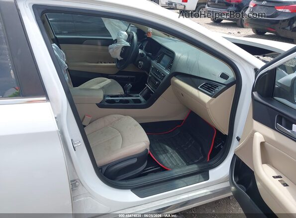 5NPE34AFXHH582890 2017 HYUNDAI SONATA White Вид салону спереду