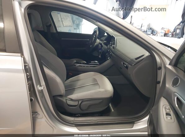 5NPEG4JA2MH076957 2021 HYUNDAI SONATA Silver წინა სალონის ხედი