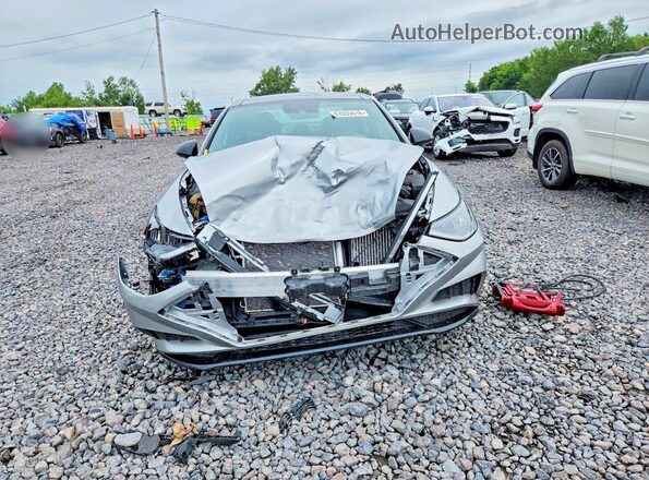 5NPEJ4J21NH140899 2022 HYUNDAI SONATA Серебряный Вид спереди