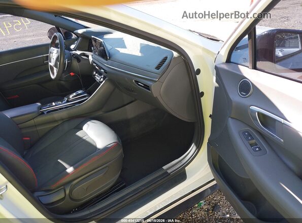 5NPEJ4J26MH124972 2021 HYUNDAI SONATA White Вид салону спереду