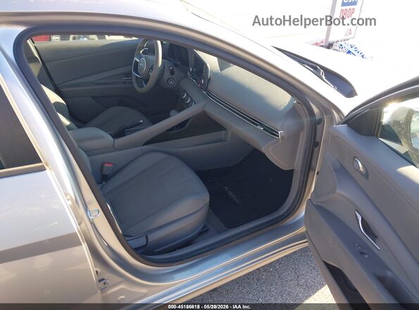 5NPLL4AG6MH047257 2021 HYUNDAI ELANTRA Серебряный Вид салона спереди