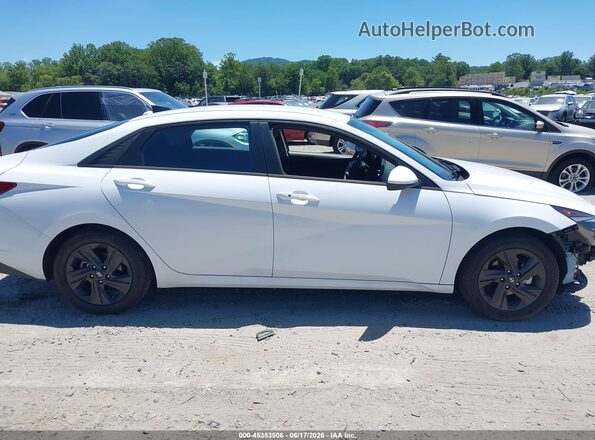 5NPLM4AG1NH067818 2022 HYUNDAI ELANTRA White Вид задньої частини салону