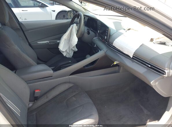 5NPLM4AG3PH100322 2023 HYUNDAI ELANTRA Silver წინა სალონის ხედი