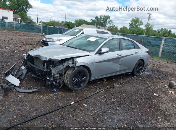 5NPLM4AG4PH091646 2023 HYUNDAI ELANTRA Silver Vista tres cuartos delantera izquierda