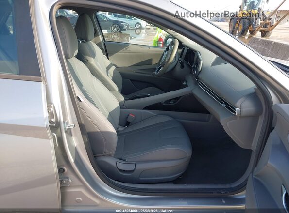 5NPLM4AG5MH052267 2021 HYUNDAI ELANTRA Silver წინა სალონის ხედი