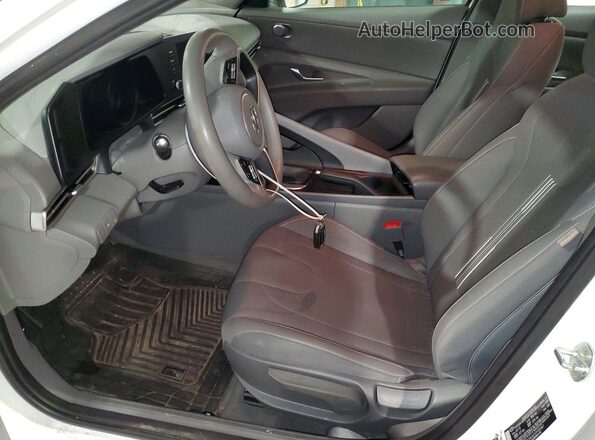 5NPLM4AG5PH103867 2023 HYUNDAI ELANTRA Белый Вид салона спереди
