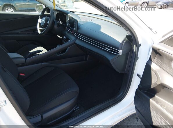 5NPLM4AG7MH048334 2021 HYUNDAI ELANTRA Белый Вид салона спереди