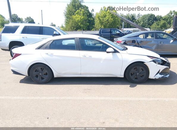 5NPLM4AG7NH059609 2022 HYUNDAI ELANTRA White Widok wnętrza z tyłu