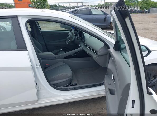 5NPLM4AG7NH085949 2022 HYUNDAI ELANTRA White Սալոնի դիմացի տեսք