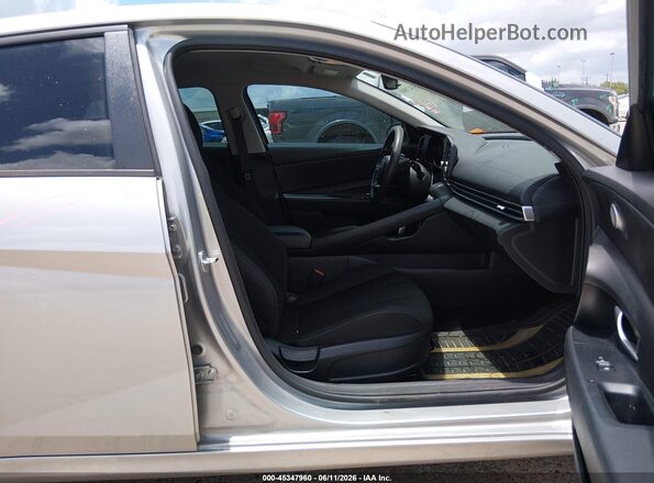 5NPLM4AG8MH009428 2021 HYUNDAI ELANTRA Silver წინა სალონის ხედი