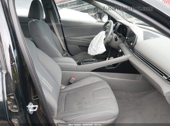 5NPLM4AGXPH095636 2023 HYUNDAI ELANTRA Black Вид салону спереду