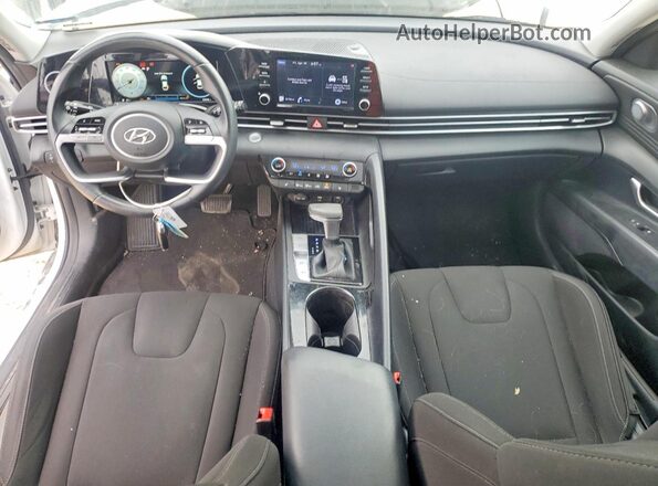 5NPLN4AG0MH026558 2021 HYUNDAI ELANTRA Белый Вид панели приборов