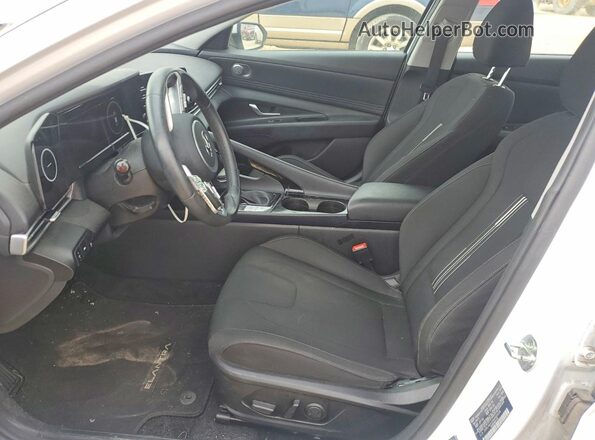 5NPLN4AG0MH026558 2021 HYUNDAI ELANTRA Белый Вид салона спереди