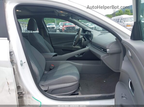 5NPLN4AG1NH056489 2022 HYUNDAI ELANTRA White Widok wnętrza z przodu