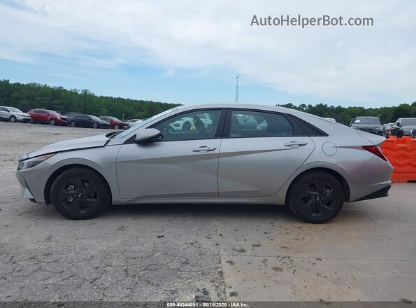 5NPLS4AG5NH075409 2022 HYUNDAI ELANTRA Silver Սալոնի 360 աստիճան տեսք