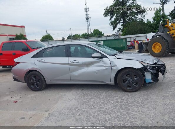 5NPLS4AG5NH075409 2022 HYUNDAI ELANTRA Silver Սալոնի հետևի տեսք