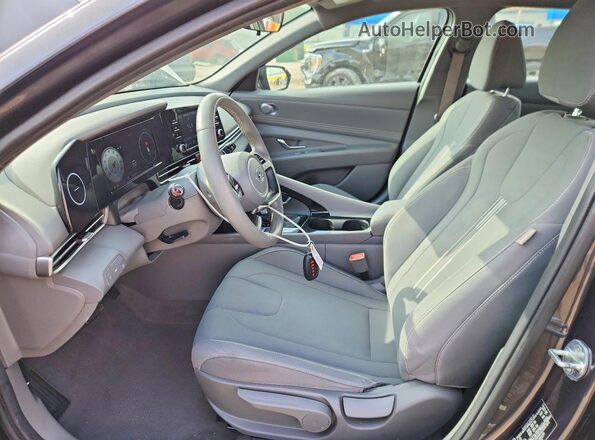 5NPLS4AG6NH085091 2022 HYUNDAI ELANTRA Gray Вид салону спереду