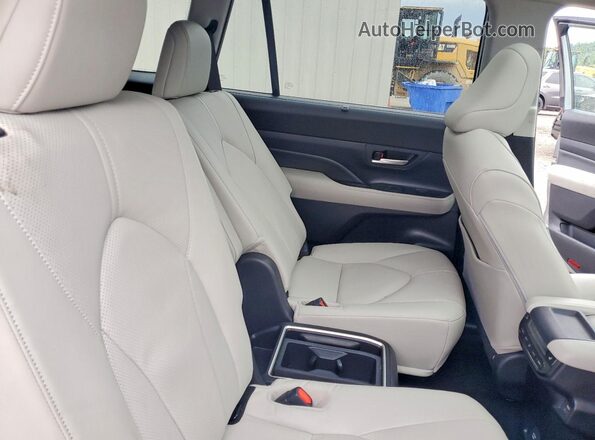 5TDAAAA51TS039117 2026 TOYOTA GRAND Gray Vista interior trasera
