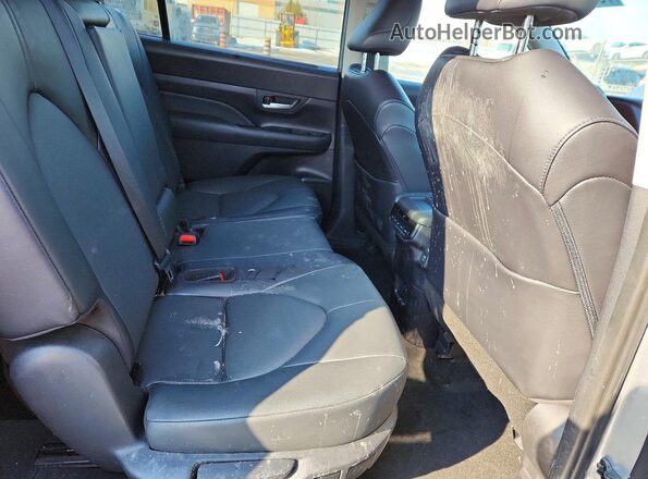 5TDACAB53RS011109 2024 TOYOTA GRAND Silver Вид задньої частини салону